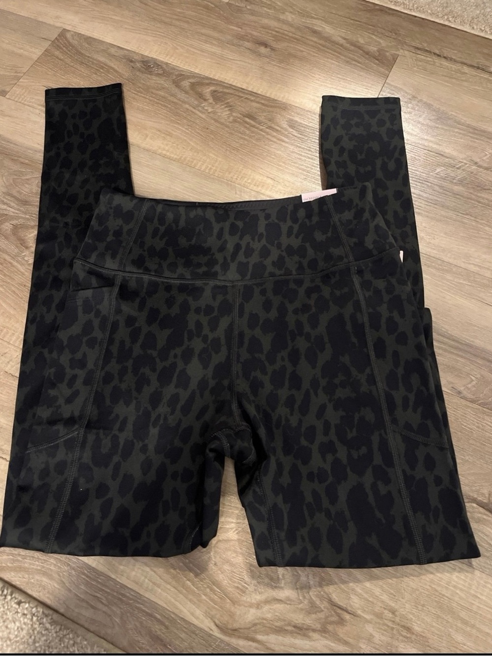 Victoria's Secret Flow On Point High Rise Pocket Leggings NWT Green Leopard 10 L